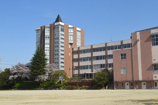星城中学校の校舎の写真
