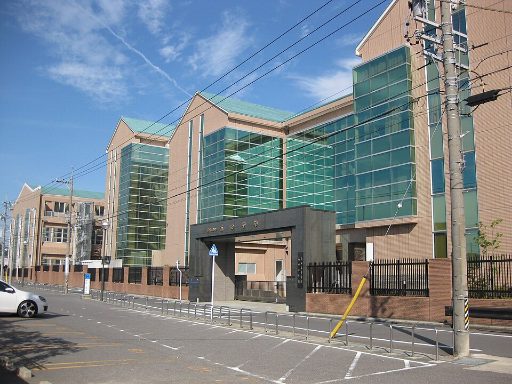 高田中学校の校舎の写真