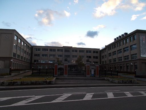 三重中学校の校舎の写真
