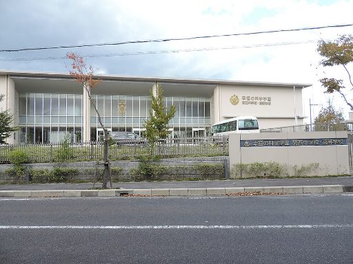 幸福の科学学園関西中学校の校舎の写真