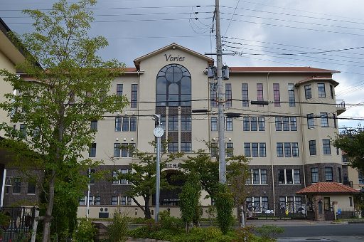 近江兄弟社中学校の校舎の写真