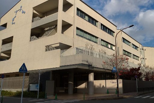京都産業大学附属中学校の校舎の写真