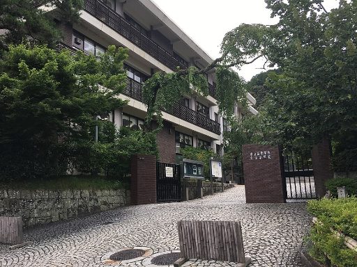 東山中学校の校舎の写真