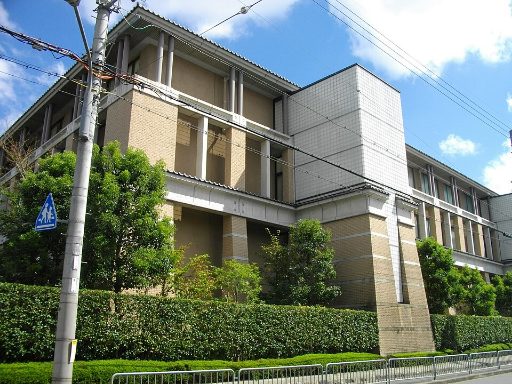 洛南高等学校附属中学校の校舎の写真
