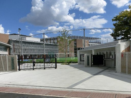 立命館中学校の校舎の写真