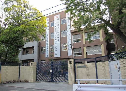 大阪教育大学附属天王寺中学校の校舎の写真