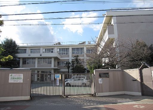 大阪教育大学附属平野中学校の校舎の写真