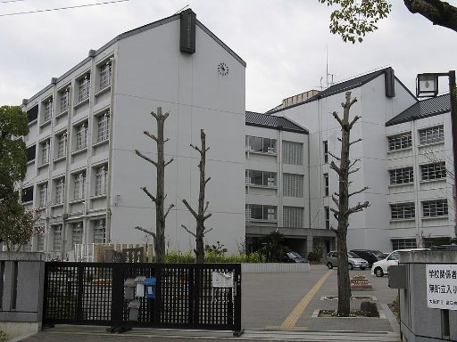 大阪府立富田林中学校の校舎の写真