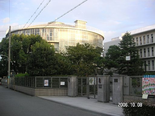 梅花中学校の校舎の写真