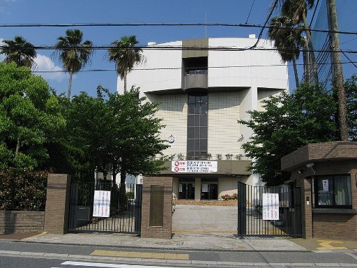 履正社中学校の校舎の写真