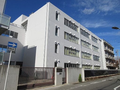 堺リベラル中学校の校舎の写真