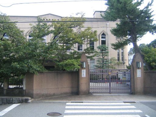 灘中学校の校舎の写真