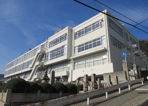神戸龍谷中学校の校舎の写真