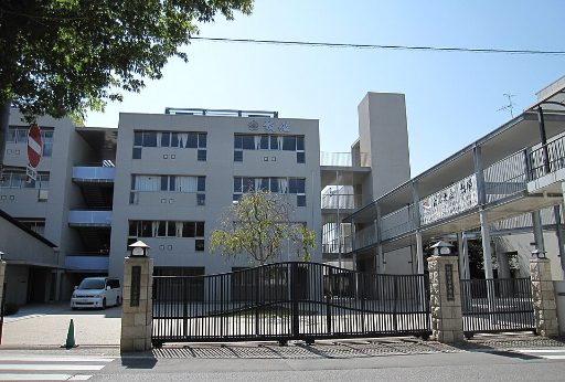 報徳学園中学校の校舎の写真
