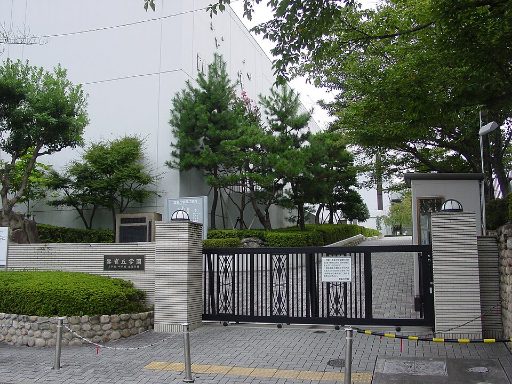 雲雀丘学園中学校の校舎の写真