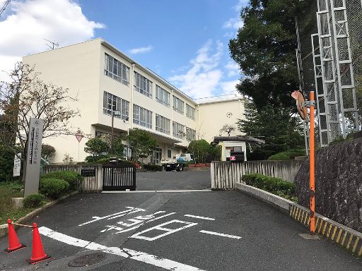 奈良教育大学附属中学校の校舎の写真