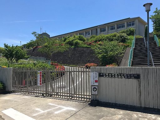 奈良県立国際中学校の校舎の写真