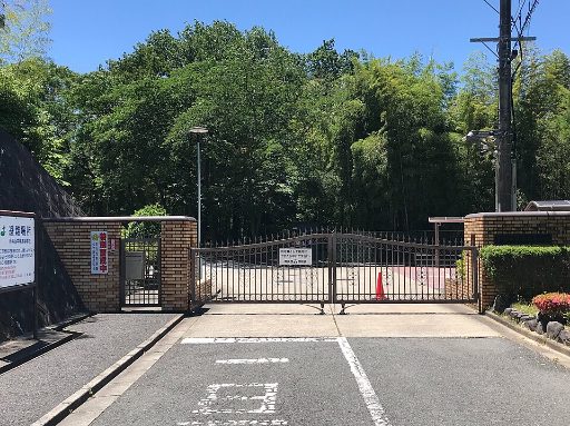 育英西中学校の校舎の写真
