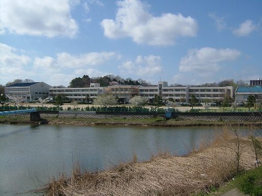 鳥取大学附属中学校の校舎の写真
