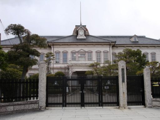 岡山県立津山中学校の校舎の写真