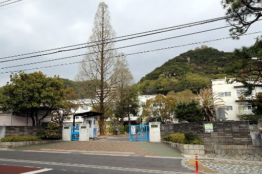 広島大学附属三原中学校の校舎の写真