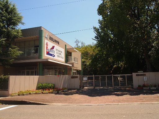 呉青山中学校の校舎の写真