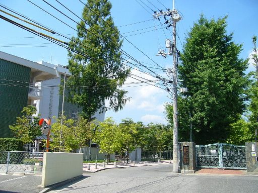 広島修道大学ひろしま協創中学校の校舎の写真
