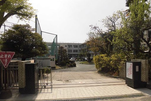 山口大学教育学部附属山口中学校の校舎の写真