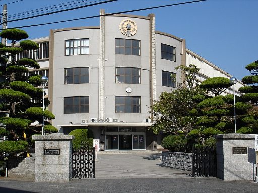 宇部フロンティア大学付属中学校の校舎の写真