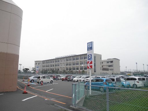 徳島県立富岡東中学校の校舎の写真
