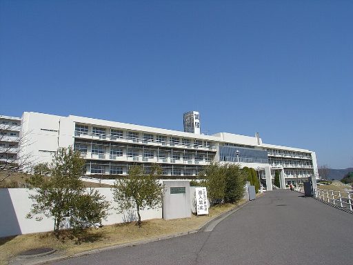 香川誠陵中学校の校舎の写真