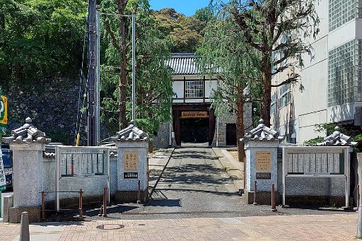 松山東雲中学校の校舎の写真