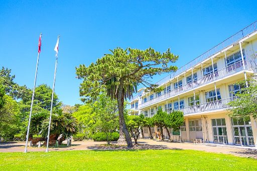 福岡教育大学附属福岡中学校の校舎の写真