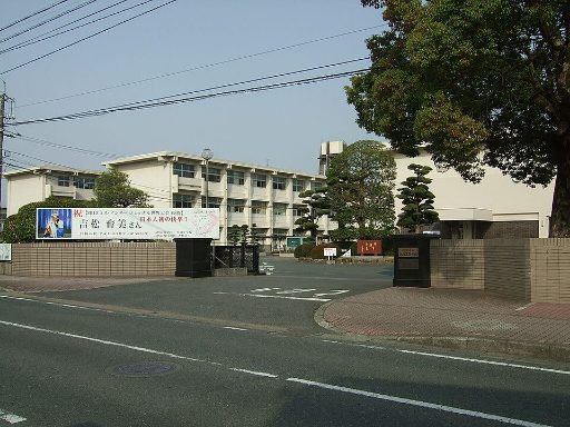 佐賀県立香楠中学校の校舎の写真