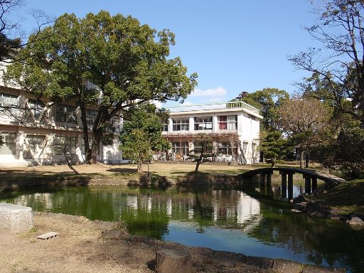 長崎県立諫早高等学校附属中学校の校舎の写真