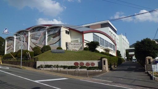 長崎南山中学校の校舎の写真
