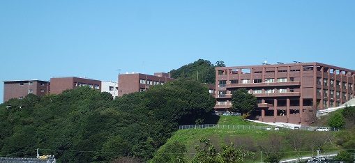 青雲中学校の校舎の写真