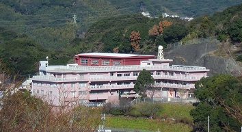 長崎精道中学校の校舎の写真