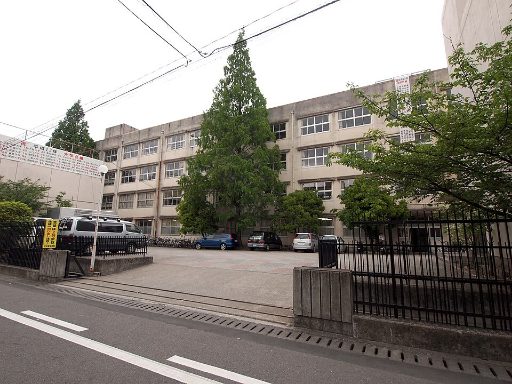 向陽中学校の校舎の写真