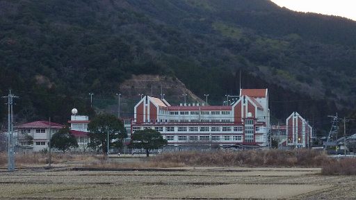 尚学館中学校の校舎の写真
