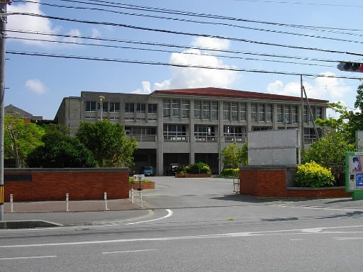 沖縄県立球陽中学校の校舎の写真