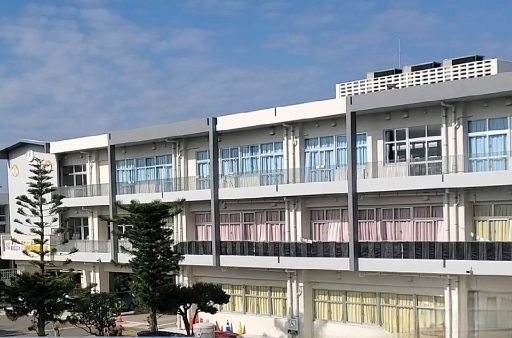 沖縄県立開邦中学校の校舎の写真