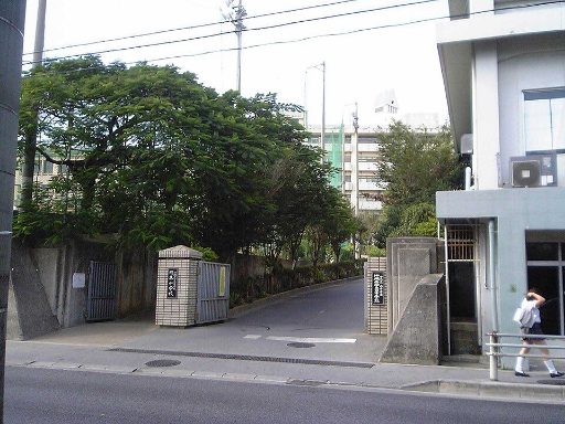沖縄尚学高等学校附属中学校の校舎の写真