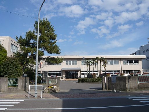 岐阜大学教育学部附属小中学校の校舎の写真