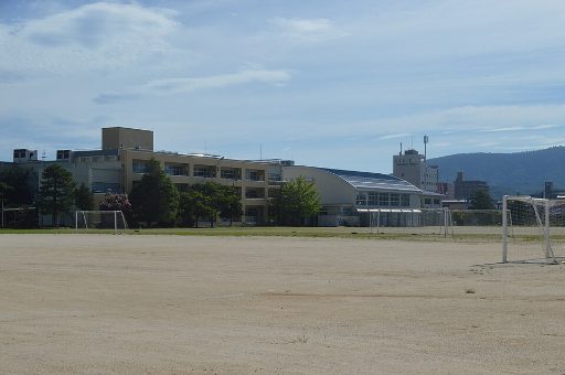 島根大学教育学部附属義務教育学校の校舎の写真