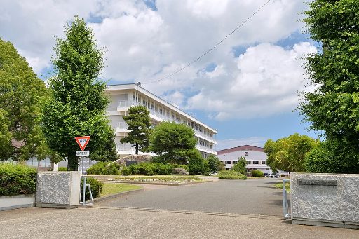 茨城県立勝田中等教育学校の校舎の写真