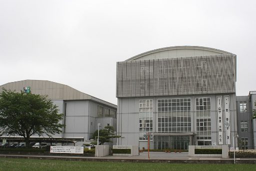 伊勢崎市立四ツ葉学園中等教育学校の校舎の写真