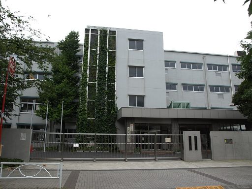 東京都立桜修館中等教育学校の校舎の写真
