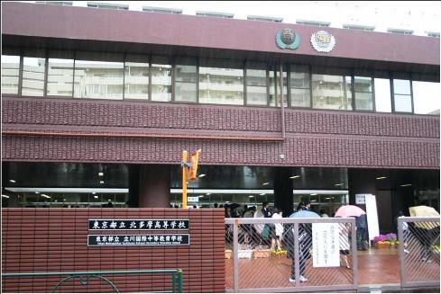 東京都立立川国際中等教育学校の校舎の写真