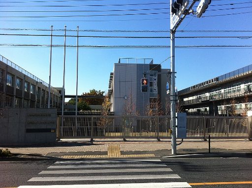 東京都立三鷹中等教育学校の校舎の写真
